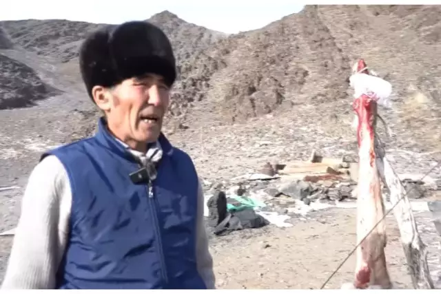 Моңғолия қазақтары соғымға сойылған малдың бас терісін неге іліп қояды?