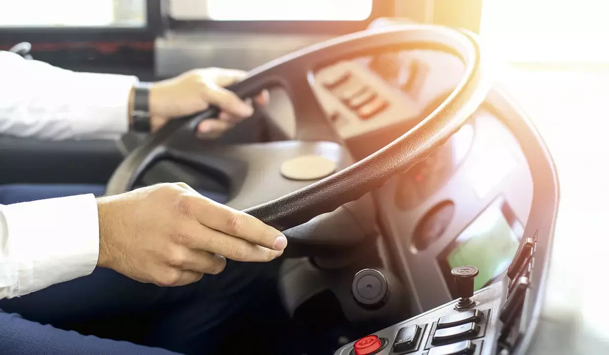 Астанада жасөспірімдер автобус жүргізушісіне бұрыш балонын шашып кетті