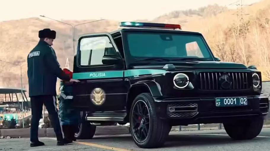 Полицейские Алматы покатали детей на «Гелендвагенах»