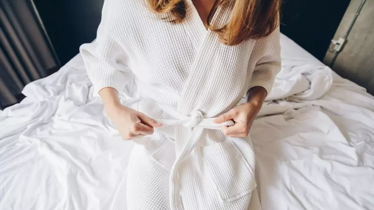 Ақтөбеде ер адам көршісінің үйінен халатпен келген әйелін пышақтап тастады