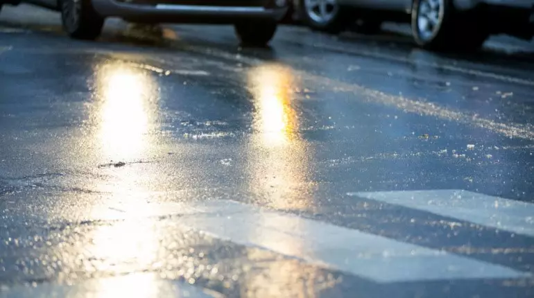 Ночную обработку дорог из-за снега в предгорных районах провели в Алматы