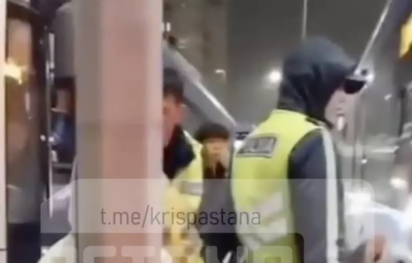 Жағаұстатар жайт: Астанада жасөспірімдер автобус жүргізушісіне бұрыш баллонын шашып жіберген