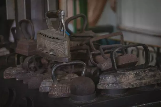 Үтік жоқта адамдар қалай киімдерін тегістеді?