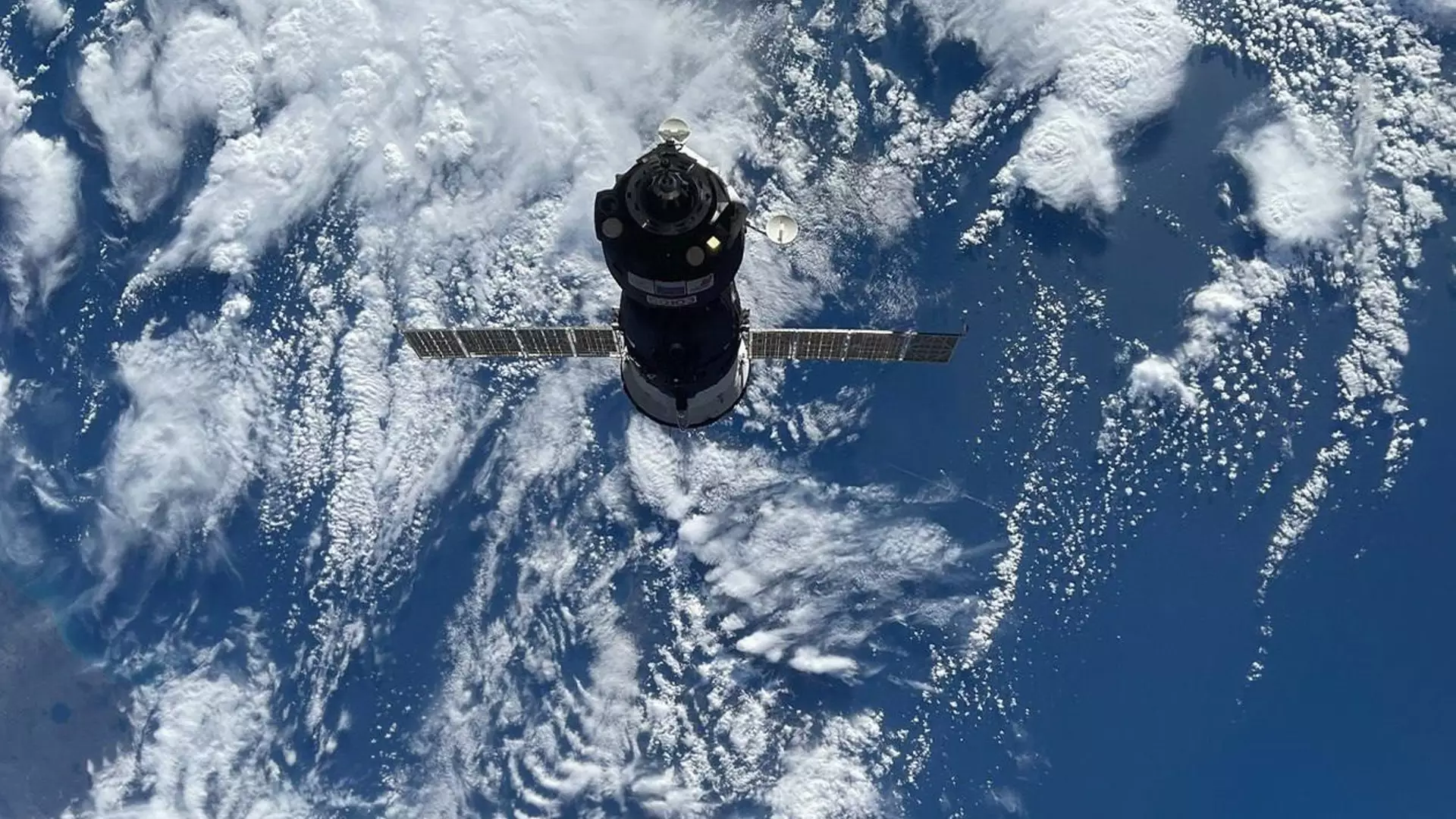 Спускаемый аппарат Союза МС-27 с космонавтами приземлился в Казахстане.