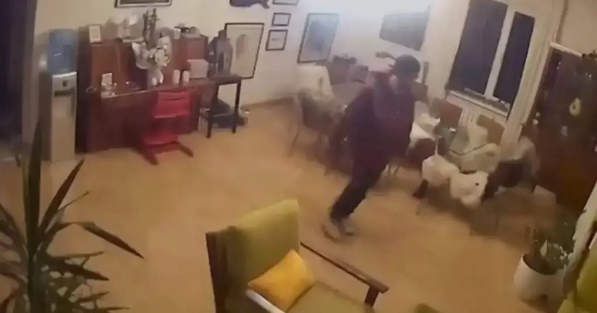  Ұрланған сейфті троллейбуспен алып қашпақ болған адам ұсталды 