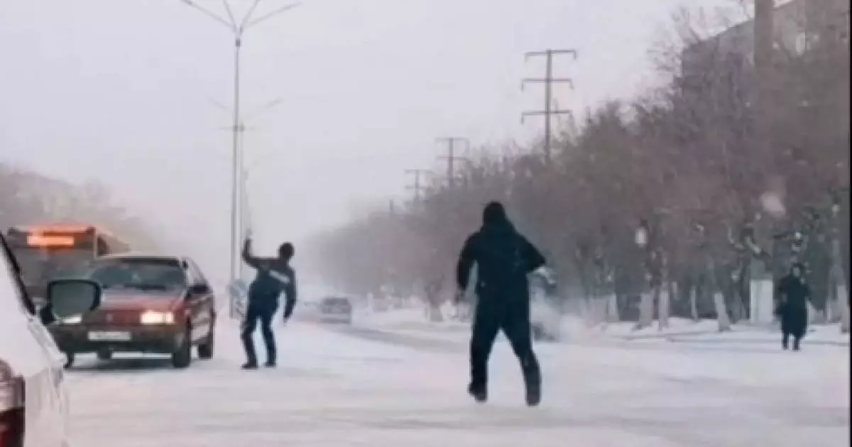  Теміртауда полиция қызметкерін көлік басып кете жаздады 