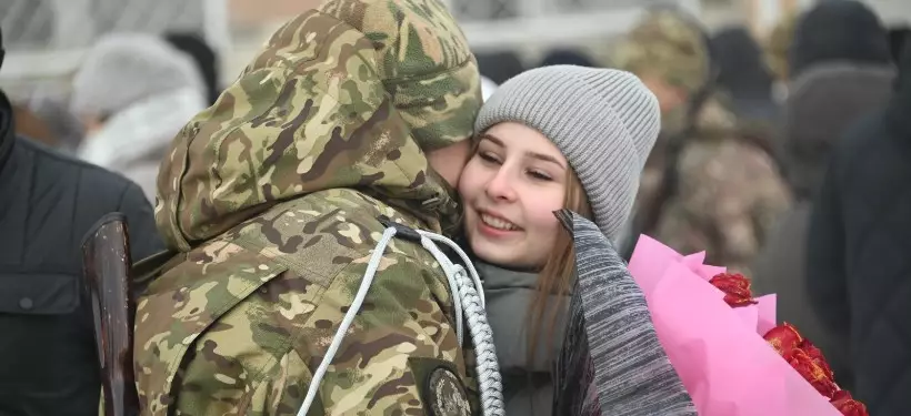 Солдат сделал предложение своей возлюбленной на церемонии принятия присяги в области Абай