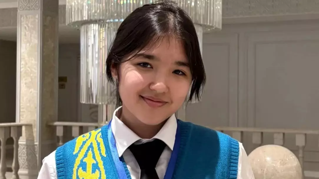 Павлодарда 10 тіл білетін оқушы қыз тұрады