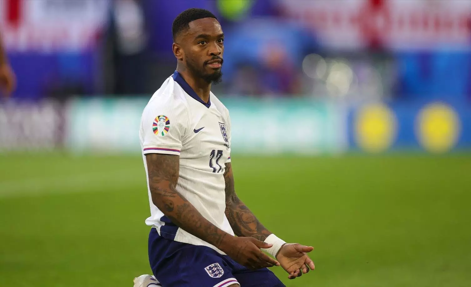 Англия құрамасының шабуылшысы жанкүйермен төбелесті