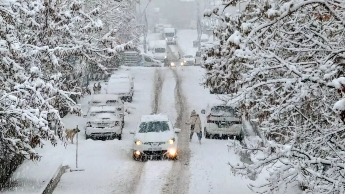 Снег обрушится на Алматы и Астану