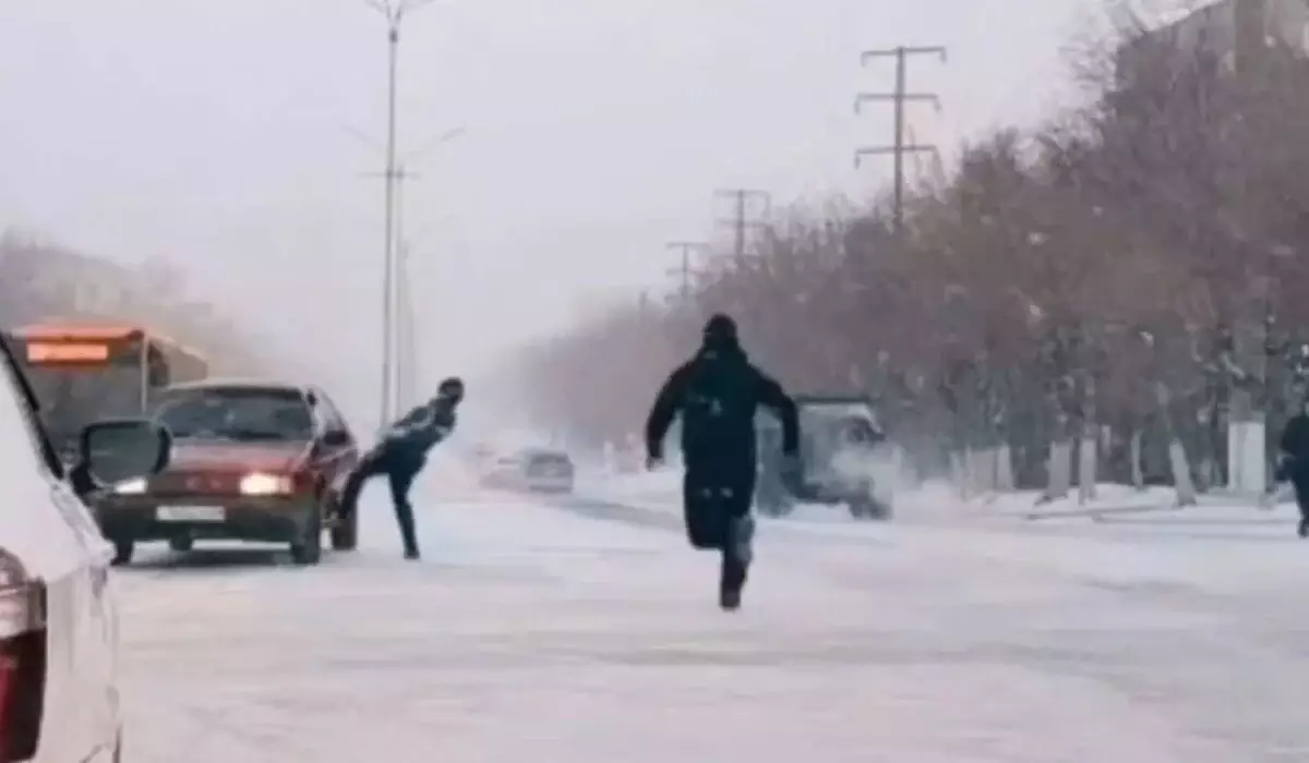 Полицейские предотвратили повторное ДТП, едва не попав под машину в Темиртау (ВИДЕО)