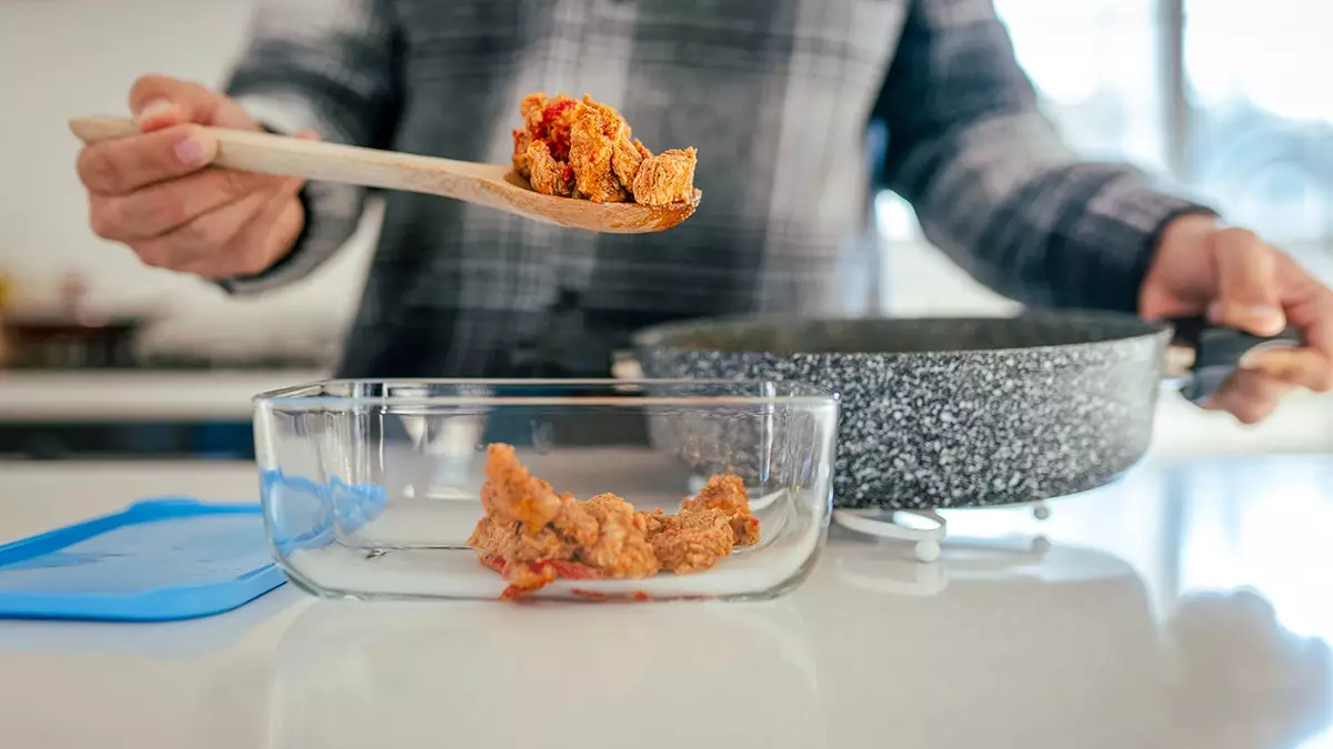 Остатки еды взрываются в соцсетях, поскольку американцы борются с высокими ценами, устраивая пиры из объедков.