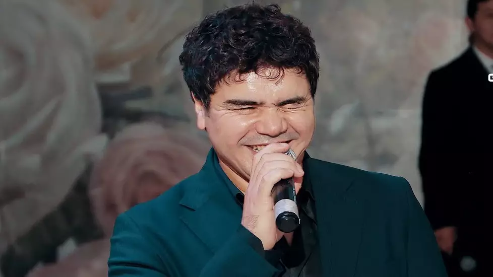 "Түнде гейсің": Әнші Кенжебек Жанәбілов масқара болып, сынға қалды