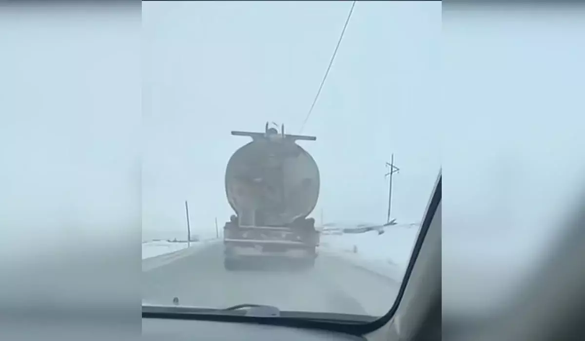 Пьяный водитель цистерны с 22 тоннами топлива пытался скрыться от полицейских в ВКО (ВИДЕО)