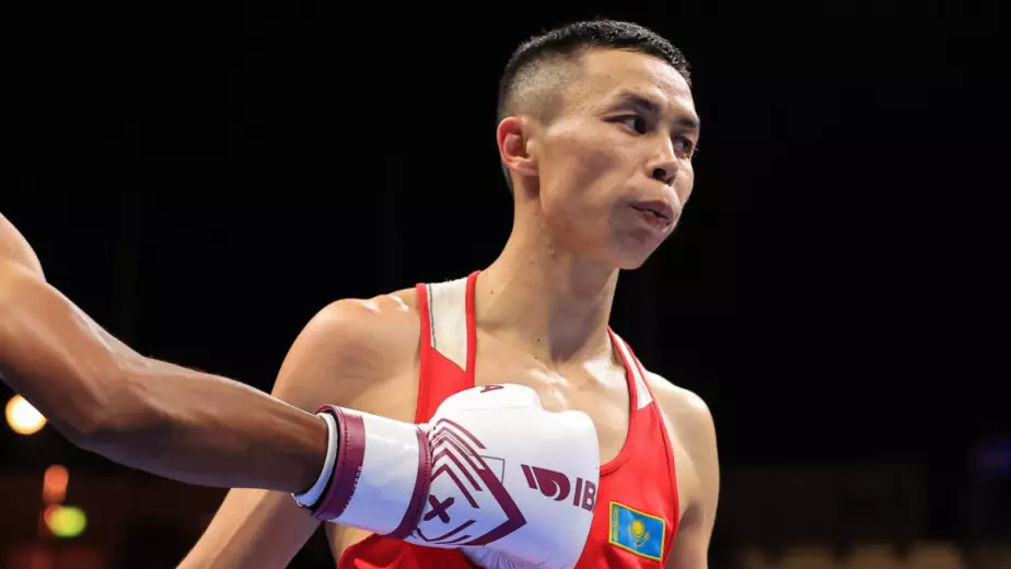 Сакен Бибосынов оформил победу с тремя нокдаунами для соперника на ЧМ-2025