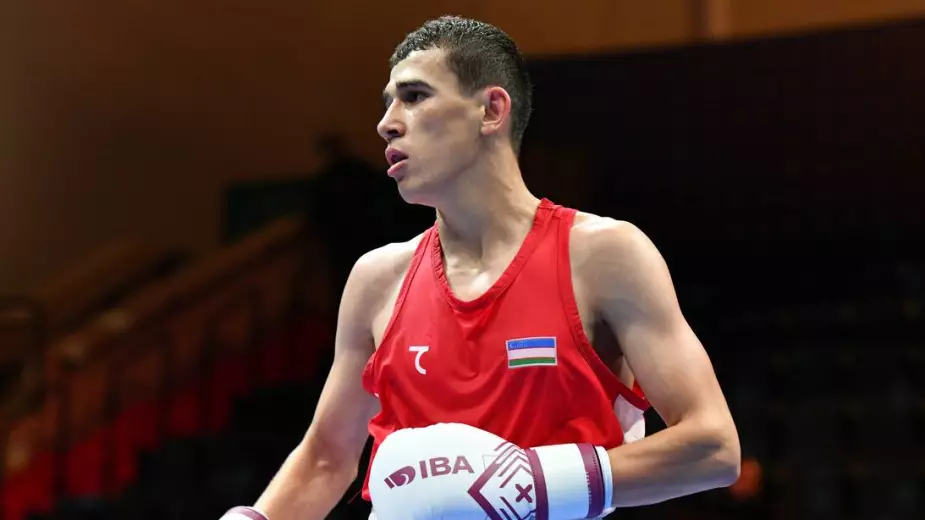 Чемпион Азии из Узбекистана выиграл второй бой на ЧМ-2025 по боксу 