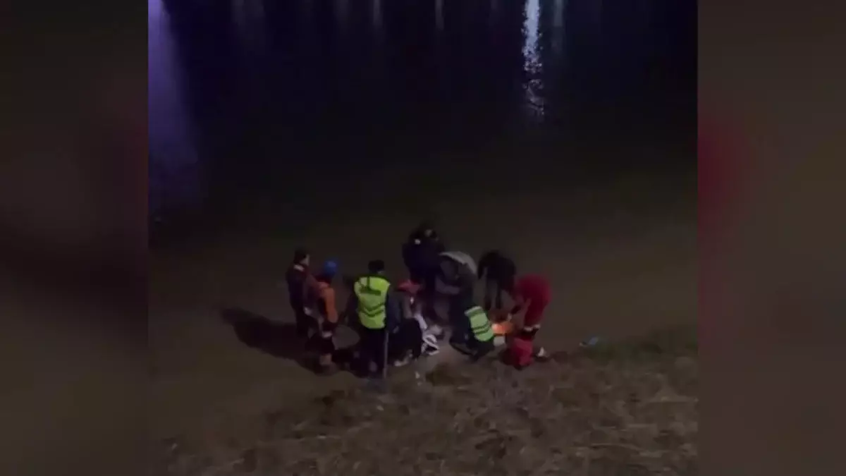 Атырауда ер адам көпірден суға секіріп, ажал құшты