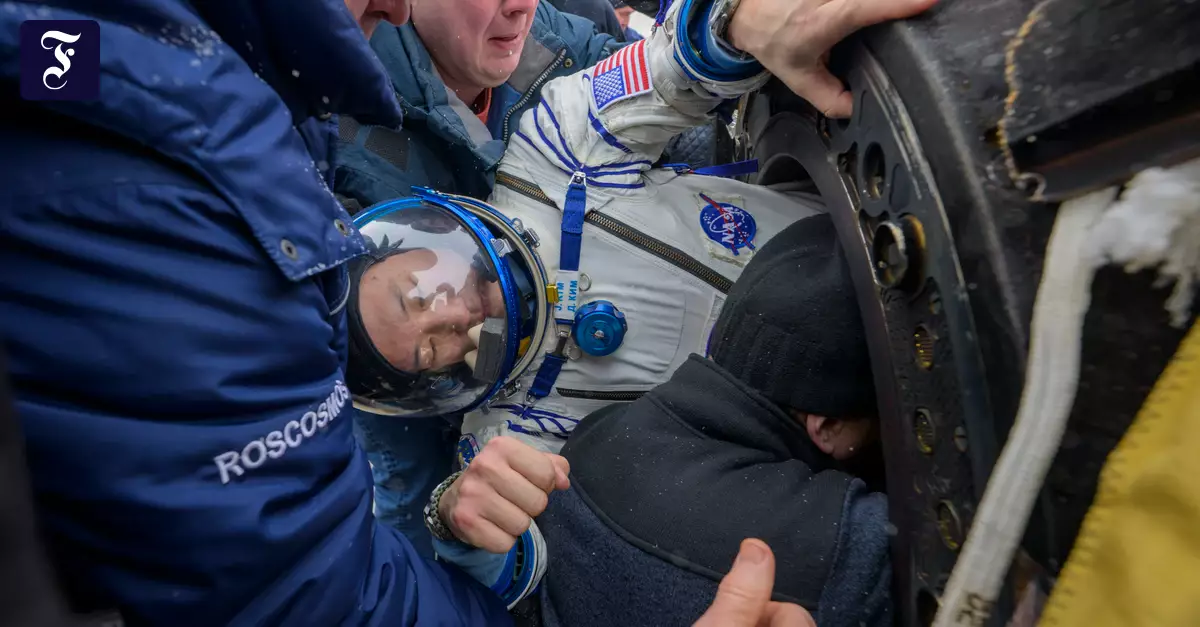 Экипаж МКС благополучно вернулся на Землю после 245 дней в космосе и приземлился в Казахстане.