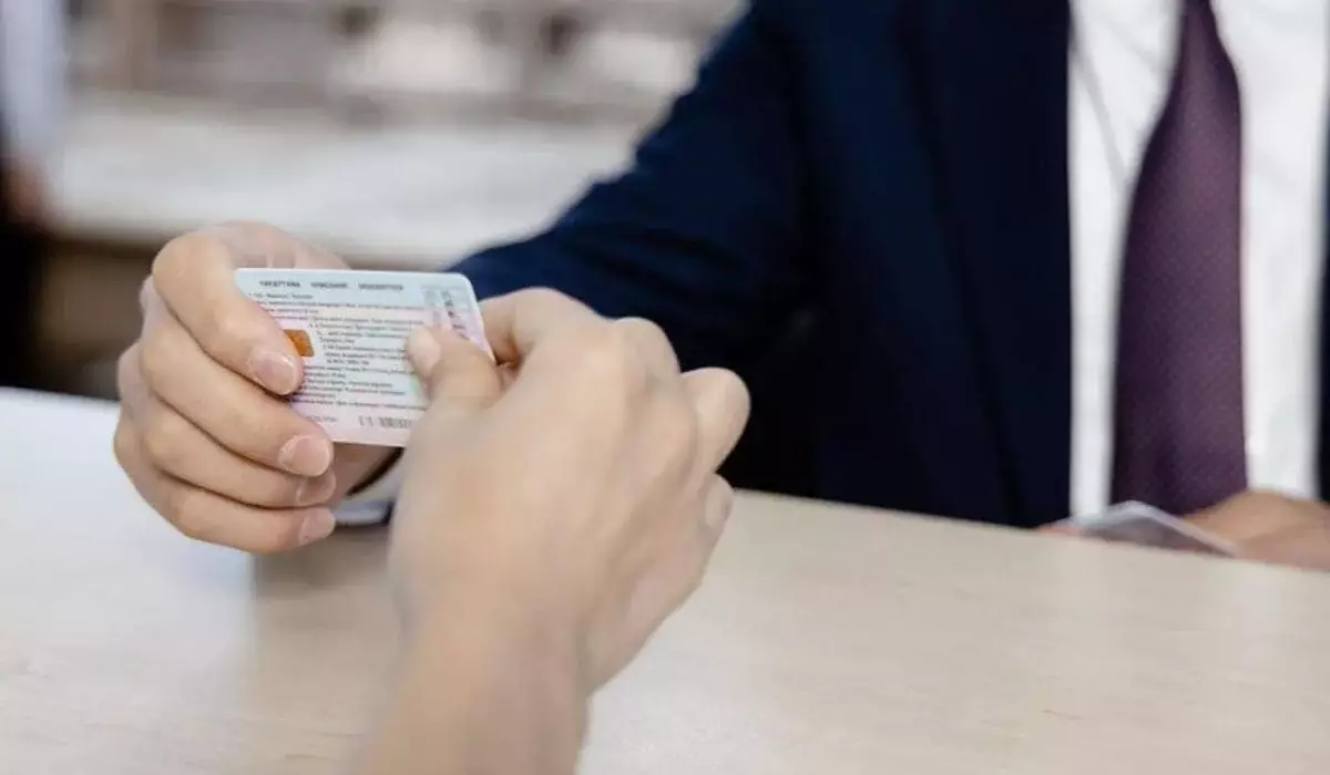 Обещал права и жилье, а забрал деньги: 32-летний мужчина обманул 12 человек в Актобе