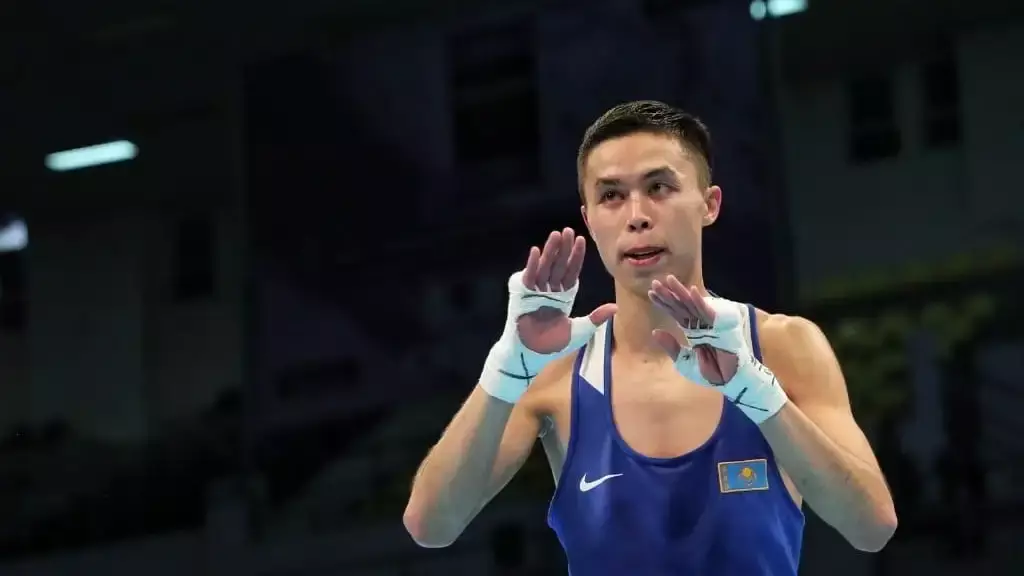 Сәкен Бибосынов африкалық боксшымен жанкешті жекпе-жекте үш нокдаун жасады