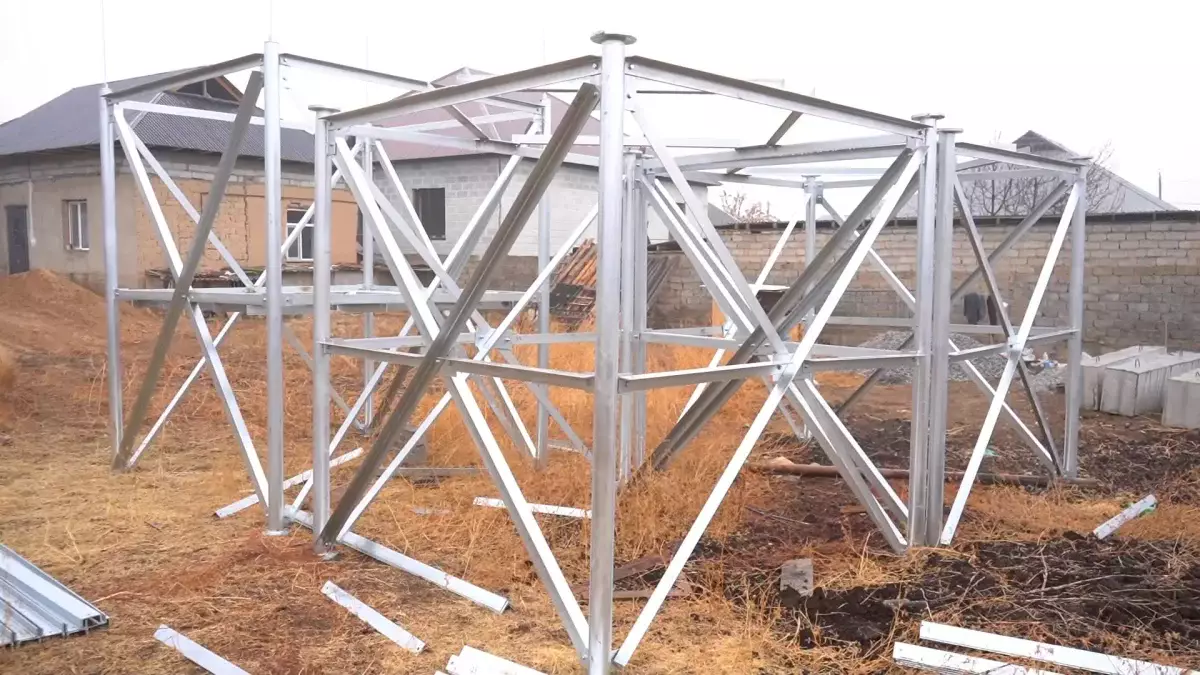 Шымкенттіктер жеке тұрғын үйдің ауласына салынып жатүан ұялы байланыс мұнарасына наразы