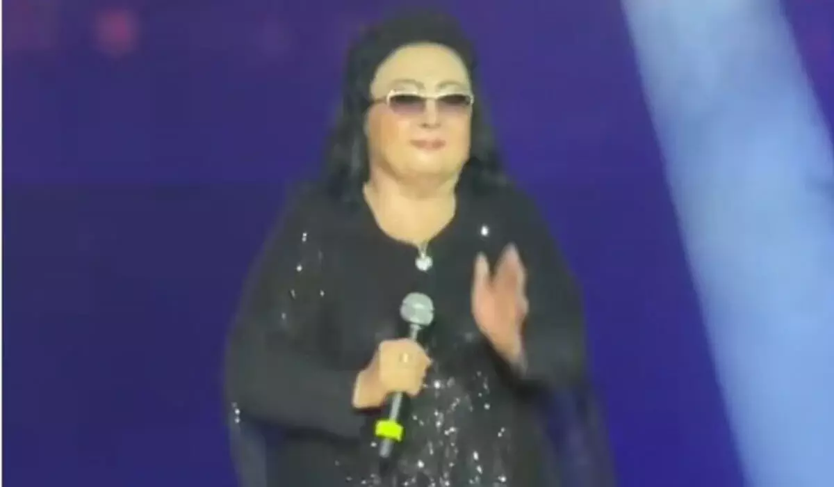 «Что за прыжки?»: видео с танцем Макпал Жунусовой на сцене вызвало споры в сети