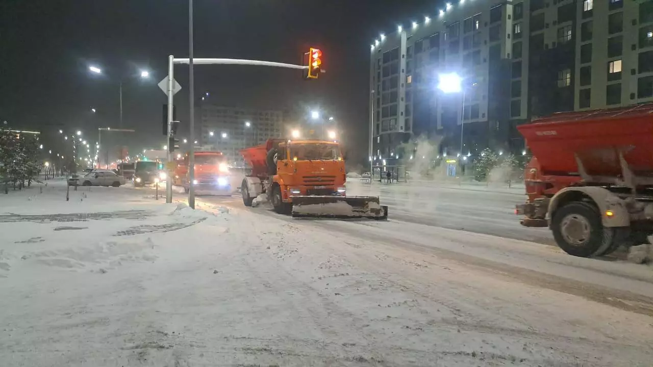 Более 1,2 тыс. единиц спецтехники задействованы в ночной снегоуборке в Астане