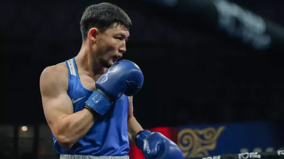 Ертуган Зейнуллинов оформил нокдаун и победил профи-боксера с 21-0 на ЧМ-2025 