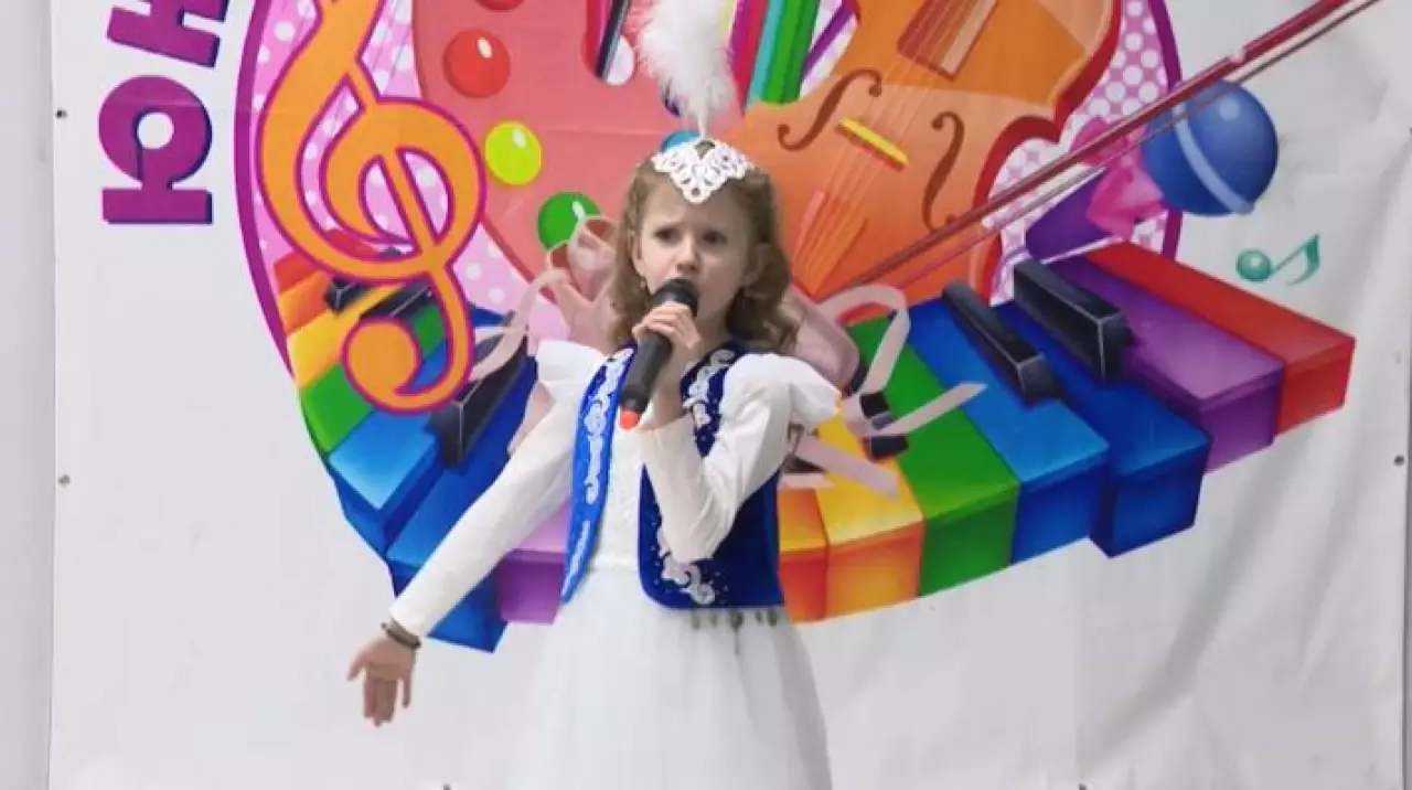 Семилетняя звезда соцсетей исполняет казахские песни