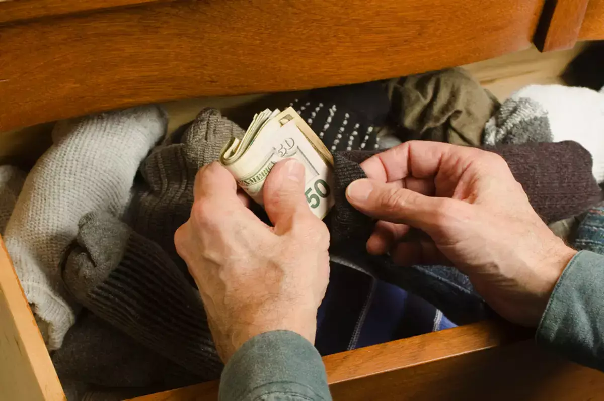 Россиянин забыл, куда спрятал деньги, и вызвал полицию - новости на Lada.kz 09.12.2025