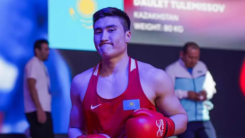 Первый бой Казахстан - Узбекистан на ЧМ-2025: чемпион мира оформил два нокдауна и победил