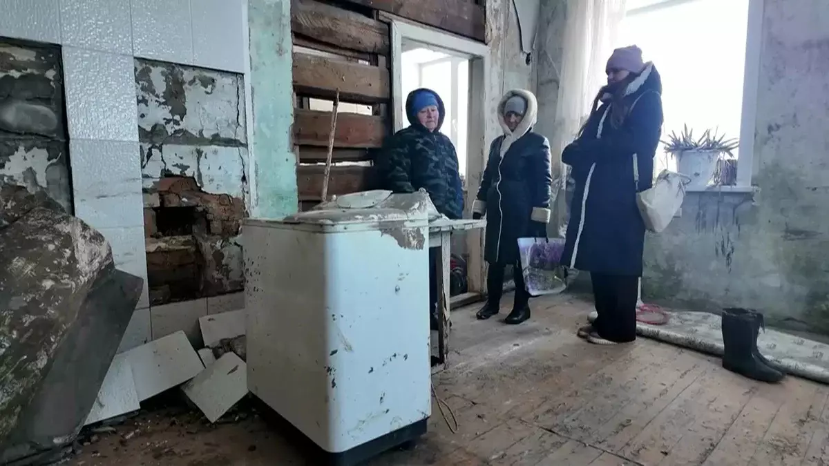 После паводка: в СКО двухэтажка буквально разваливается на глазах