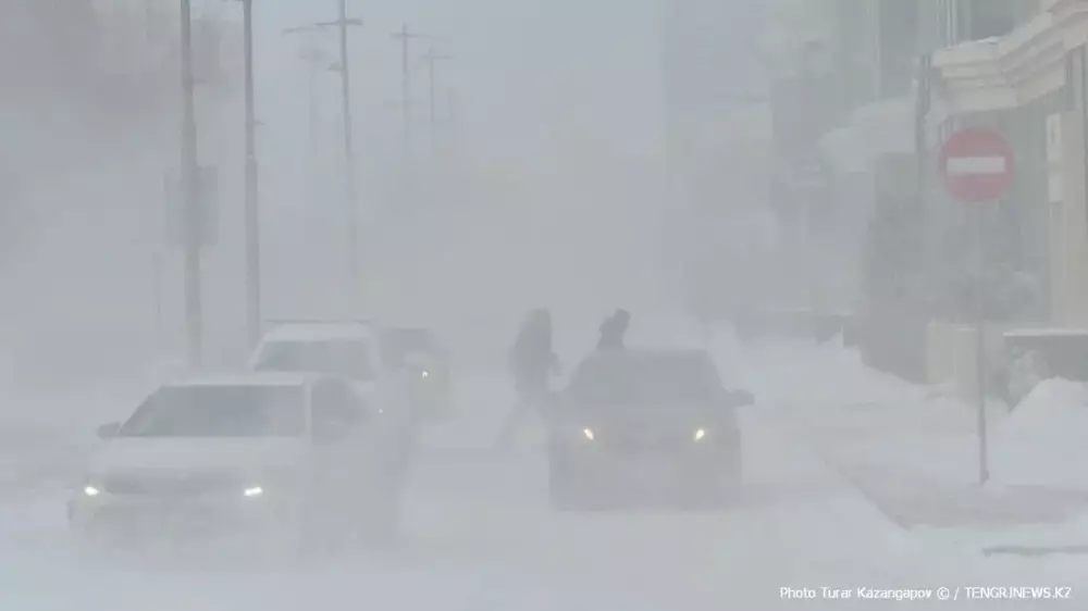 Снегопад, метель и туман: штормовое предупреждение объявлено в 15 областях