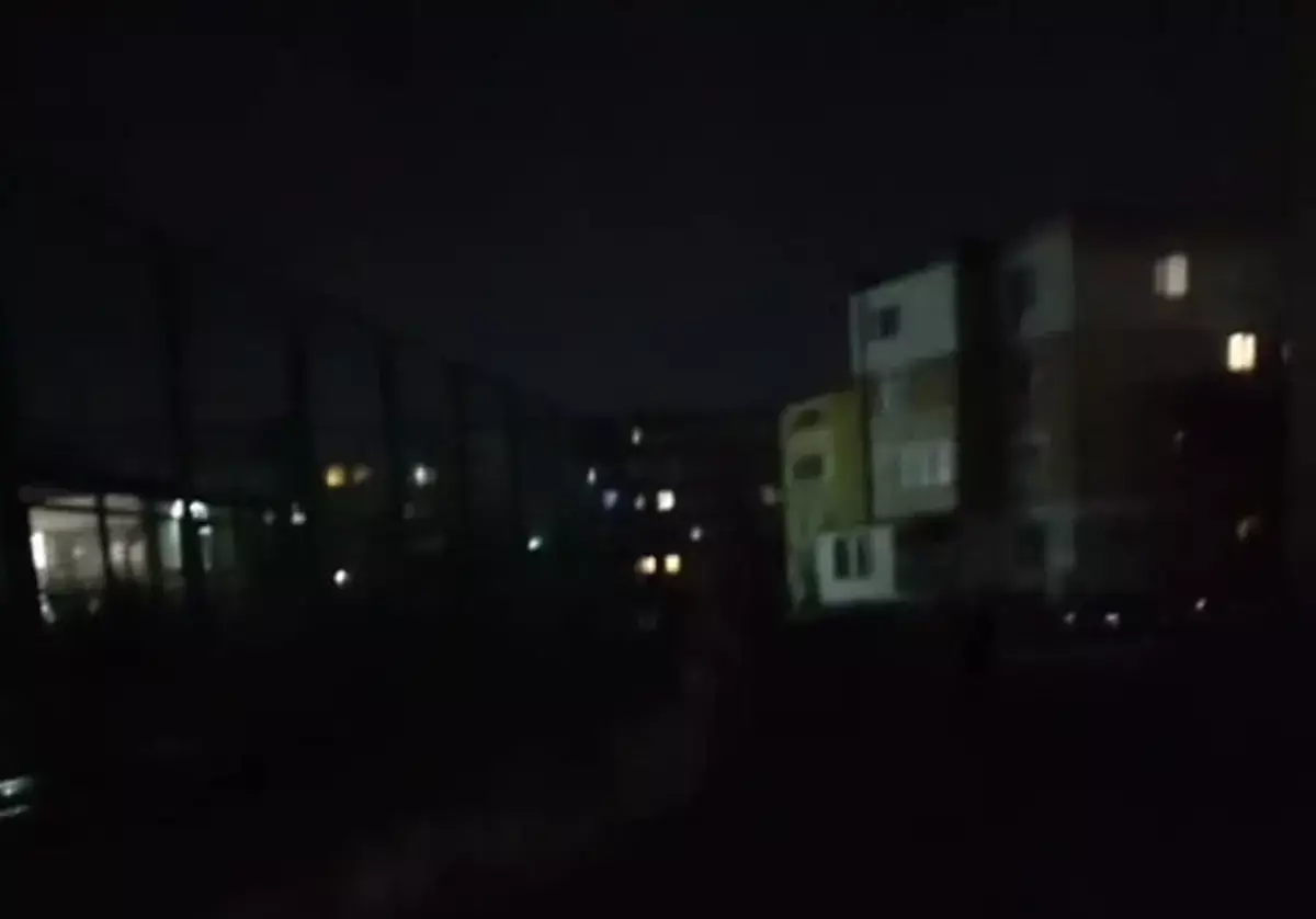 Темно и опасно: путь к школе в Актау пугает родителей и детей - новости на Lada.kz 09.12.2025