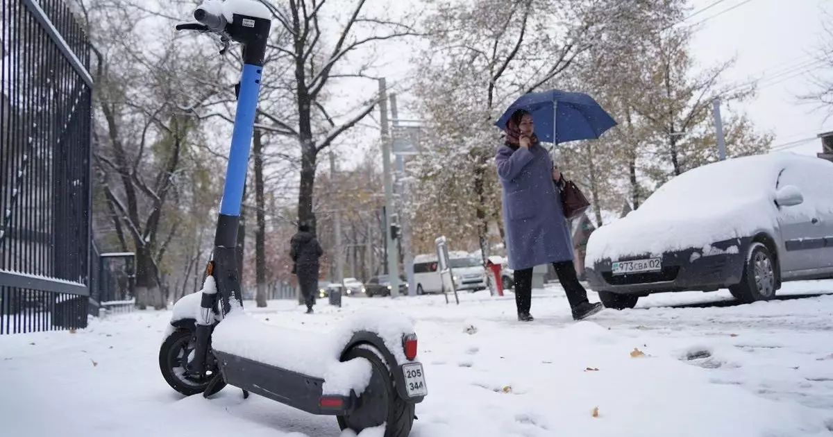 Снег, дождь и 20 градусов мороза обещают в мегаполисах Казахстана во вторник.