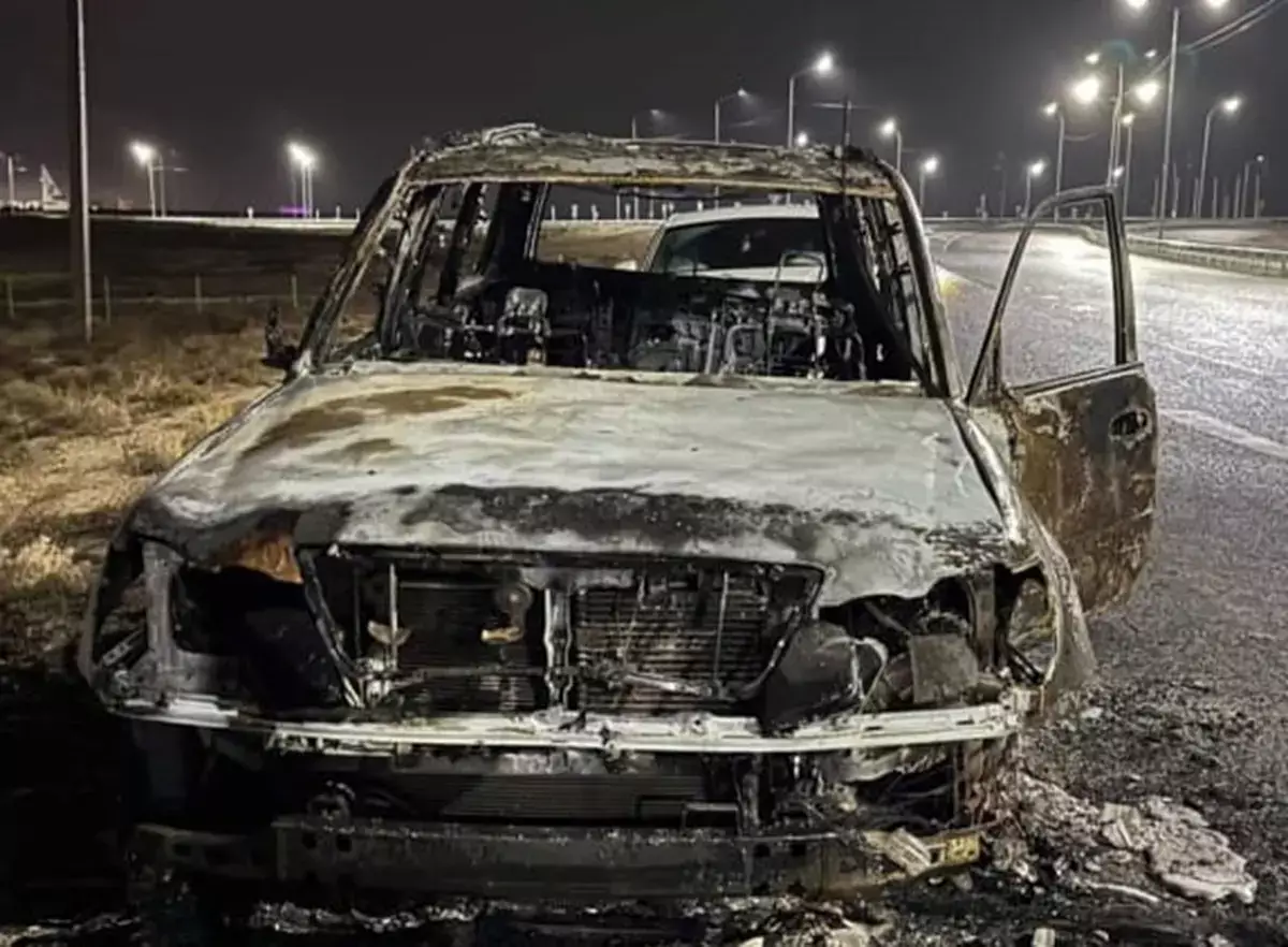 В Актау по дороге в аэропорт сгорел Lexus - новости на Lada.kz 09.12.2025