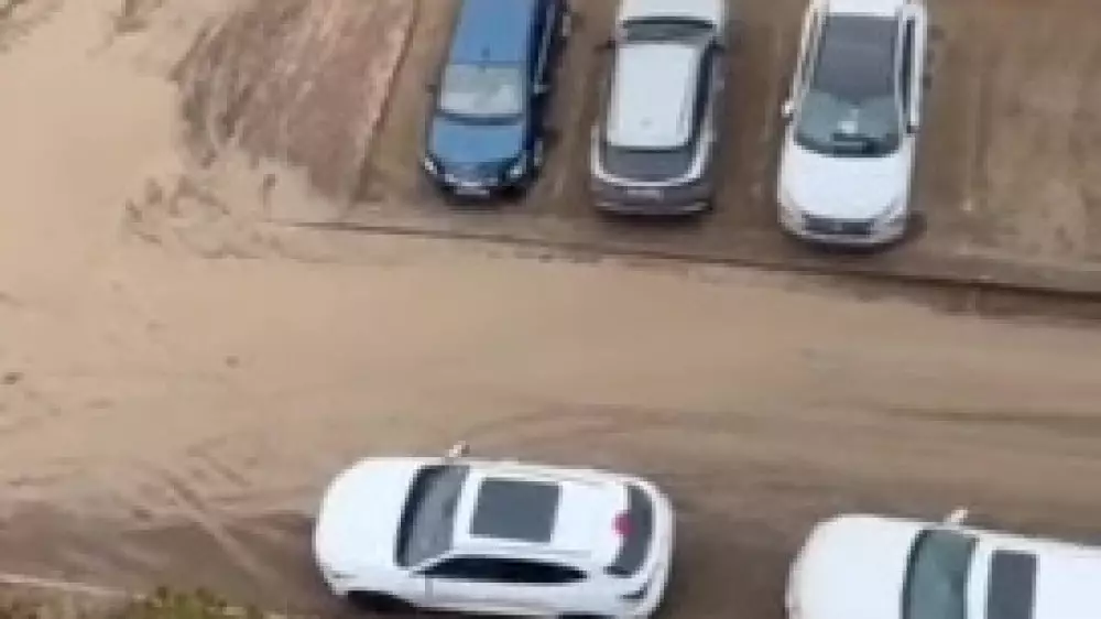 “Машины застревают в грязи“: жители Астаны жалуются на участок у дома