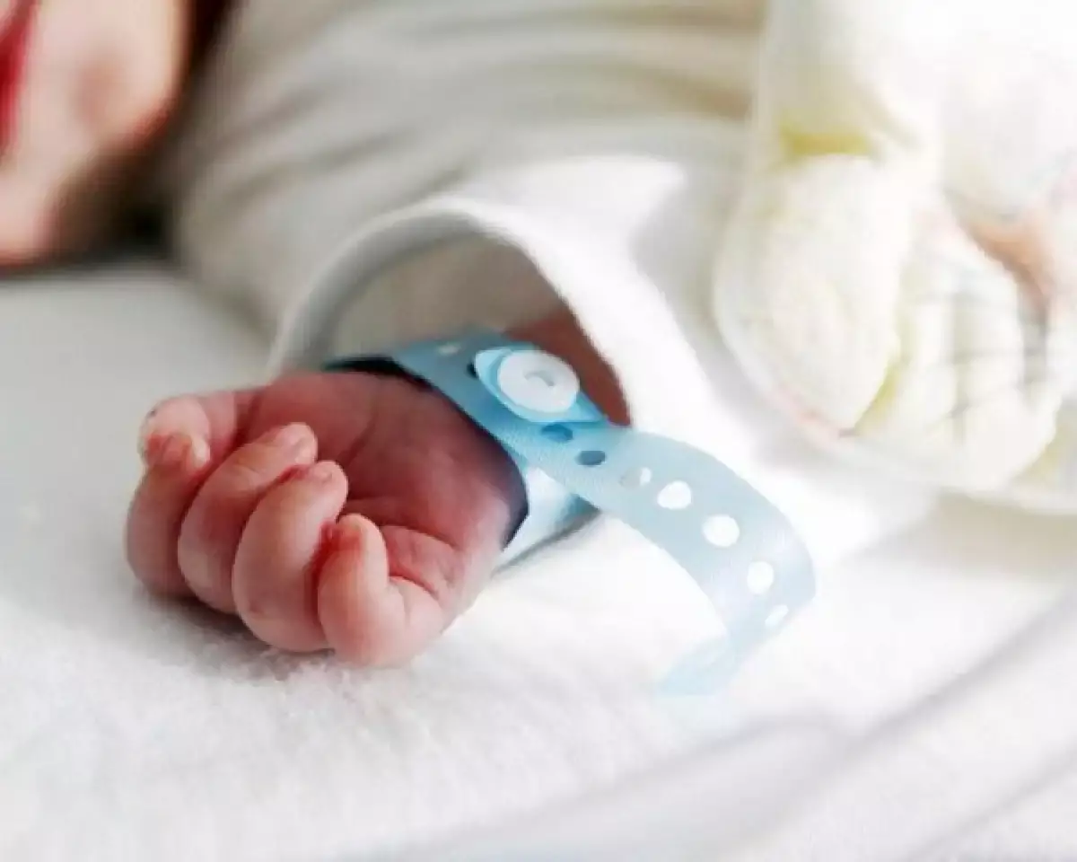 Алматыда 19 жастағы қыз босанып, нәрестесін перзентханада қалдырып кеткен