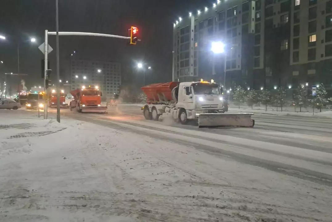 Более 1200 единиц спецтехники расчищали снег ночью в столице