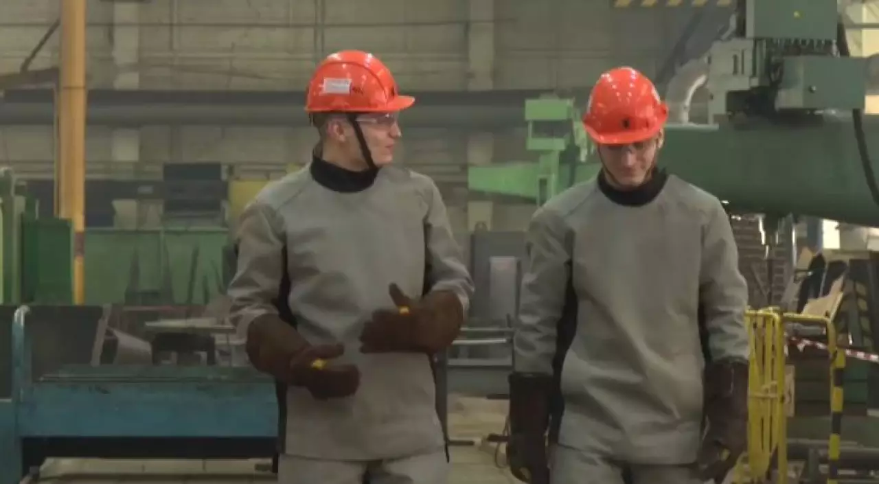 Жұмысшы мамандықты таңдаған егіздер