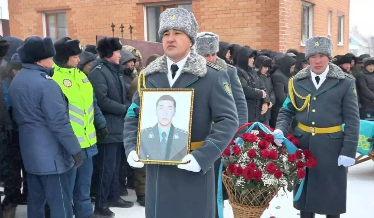 Сбили на трассе: с погибшим при исполнении полицейским простились в Акмолинской области