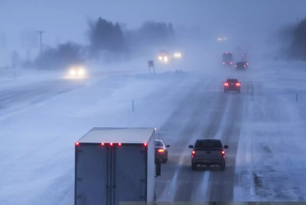 Снег и дождь ударят по трассам: водителей предупредили об опасности