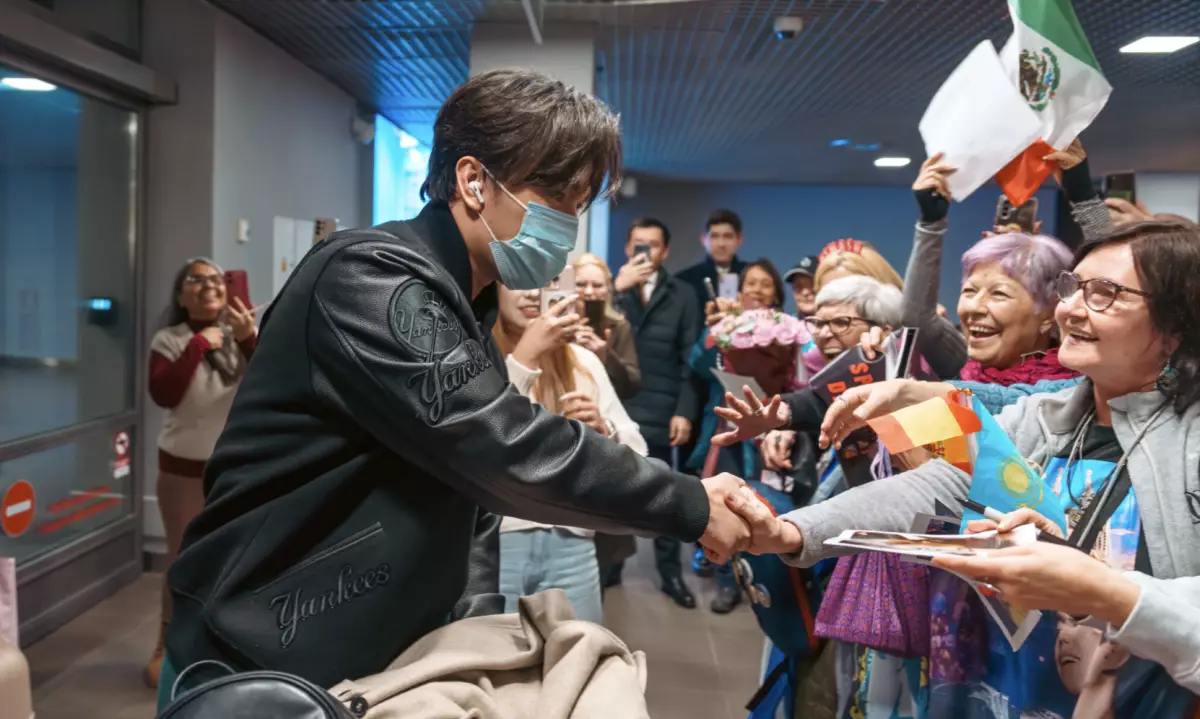 Димаш Құдайбергенге латвиялықтар ерекше сыйлық жасады (ФОТО)