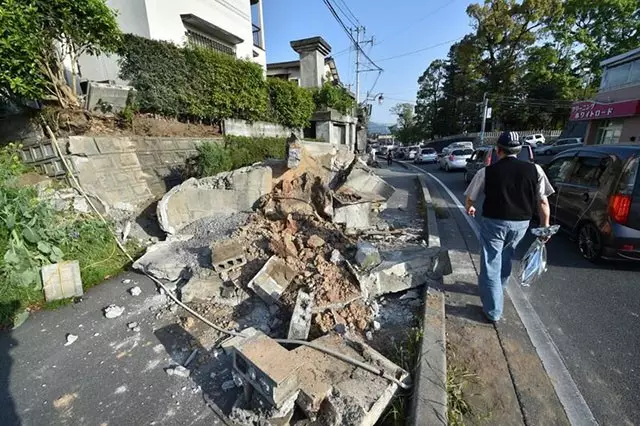 Мощное землетрясение в Японии: 7,5 балла, сотни тысяч эвакуированных и десятки пострадавших
