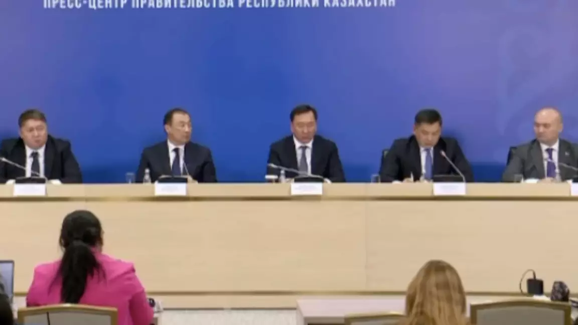 Мақтау естіген вице-министр, сұраққа жауап бере алмаған ҚТЖ басшысы: кеше Үкімет отырысында не болды?