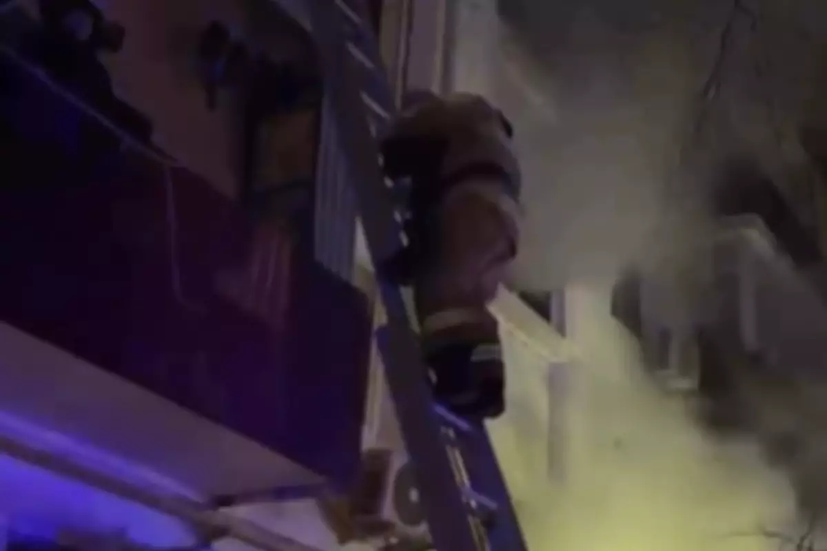 Сотрудники МЧС спасли 11 человек при пожаре в Атырау