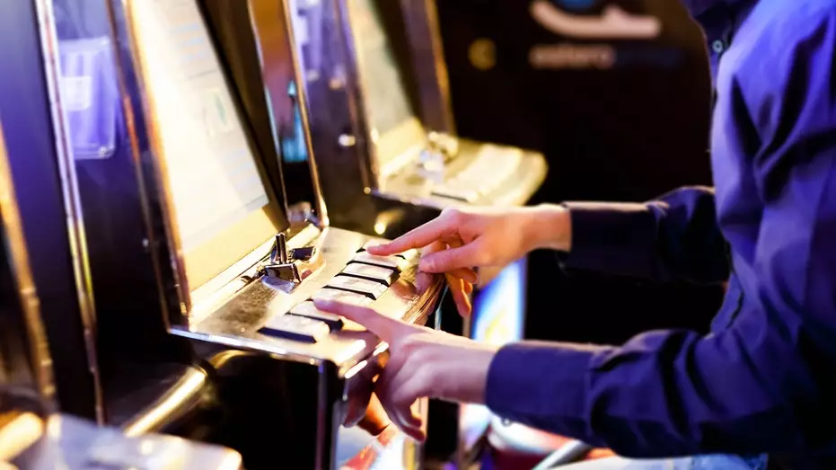 Трамп заявляет, что "подумает" об отмене налога на выигрыши в азартных играх.