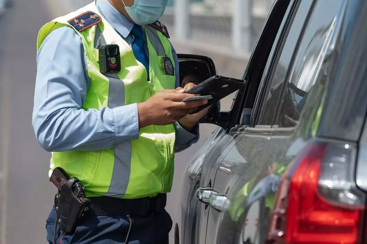 Новые штрафы за обгон и проезд по тротуарам в Казахстане