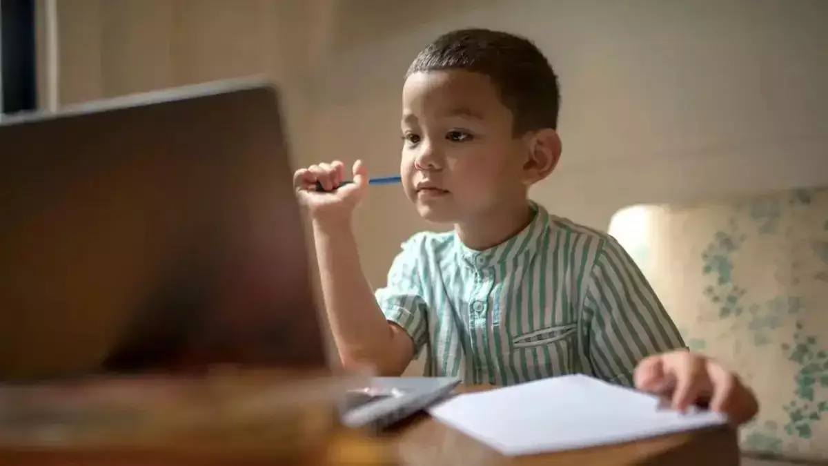 Астанада екінші ауысымның бастауыш сынып оқушылары сабағын онлайн оқитын болды