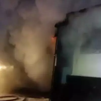 В Астане пожарные эвакуировали два автомобиля из горящего бокса